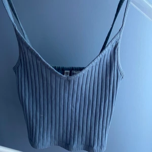 Croppat linne - Blått sommar linne med tunna band. V-ringat och croppat. Fraktas 💙