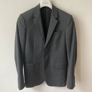 Kavaj Grå Cos - Grå kavaj från cos. Den är för liten för mig så aldrig använt bara testad. Storlek 46