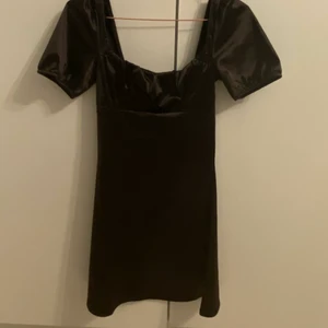 Svart silkesklänning - Svart silkesklänning ifrån HM, använd 1 gån, säljes pga att den inte används🖤🖤 Storlek xxs men mer som en xs
