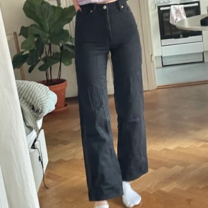 Monki Yoko jeans - Storlek 24! Använda ett fåtal gånger. Köparen betalar frakt 