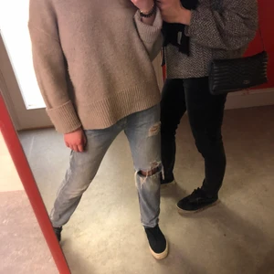 Levis jeans 501 - Världens finaste Levis jeans som jag verkligen älskar, men säljer då jag är i behov av pengar😩 Budet startat på 200kr, skicka pm för att buda❤️jättefina slitningar de är även lowrised vilket gör att det sitter så snyggt.