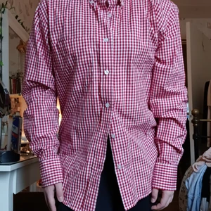 Vintage röd Warrior skjorta stl. M - Pris: 50 kr. Stl. M. Passform: Pösig på mig men jag har en feminin kropp i stl S. Säljer p.g.a: Används aldrig. 