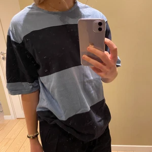 Oversized t-shirt - Overshized t-shirt från Pull&bear😍. I mycket bra skick. Strl L. Frakt ingår ej! 