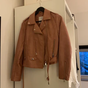 Rosa läderjacka  - Supercool rosa läderjacka från Bershka. Finns inte att köpa längre💘