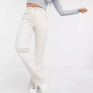 Sandfärgade straightleg jeans med slits från pull and bear☺️ skriv för egnabilder💕💘köparen står för frakt!!