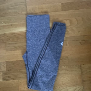 Lila träningsbyxor  - Sköna lila/grå träningsbyxor som sitter superbra, använda en gång