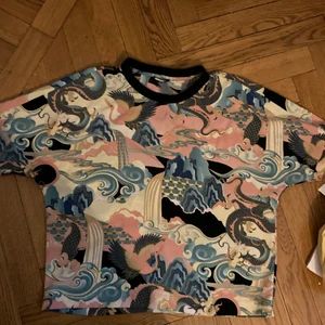Pastellmösntrad T-Shirt  - En oanvänd t-shirt från monki med pastellfärger och flertals fina mönster. Köparen står för frakten. 