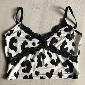 Sommartopp - Sommartopp med koprint som jag säljer eftersom den inte riktigt sitter rätt över min byst tyvärr 