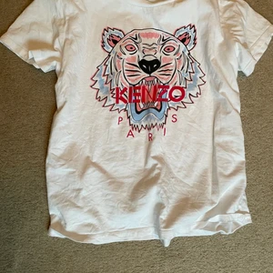 Fin t-shirt!💞 - Fin T-shirt, använd fåtal gånger så mycket fint skick💓 frakt ingår inte i priset!! Nypris runt 800kr