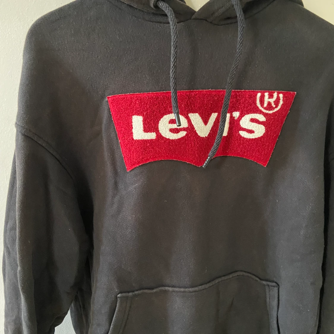 Klädpaket 3 hoodies levi's och Ellese. 