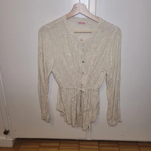 Vit/beige blus - Med knytdetalj i midjan