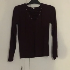 Tröja  - En Cubus tröja som är vinröd. Andvänd ca 4 ggr. Långärmad tröja som har ett luftigt material. 