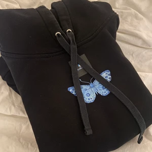 The cool elephant hoodie  - Så snygg hoodie med coolt fjärilstryck. Hoodien är från the cool elephant. Använd men o gott skick har tyvärr klippt bort lappen men skulle tippa på m/s, är säker på att den skulle passa båda storlekarna.💕