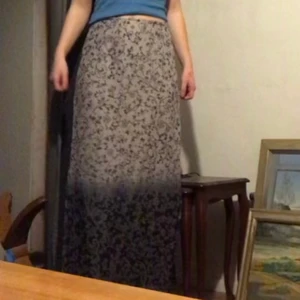 Långkjol - Intressekoll på världens vackraste långkjol! Vid många intresserade budgivning. Dålig bild skriv för frågor och om du vill ha bättre bilder!!