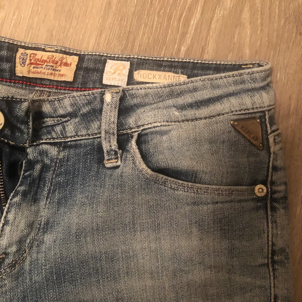 Blå jeans från Replay 28/34 ”Rockxanne” låga i midjan och ger en riktig putrumpa 😄 tyvärr kan inte visa då jag inte kommer i dom längre, svårt att släppa dessa favoriter ändå ❤️😍😂. Jeans & Byxor.