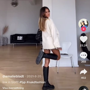 Stickad tröja/klänning - Superfin oversized stickad tröja som även går att använda som klänning från Amalie Star’s kollektion som sålde slut fort. Perfekt till vår/höst. Har kontastsömmar på armarna i svart. Endast testad. Storlek XXS. Nypris 499 kr. Köparen står för frakten.