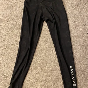 Träningsbyxor  - Svarta träningsbyxor med ett kamouflagemönster i med olika nyanser av svart och grå. Dom är köpta på stadium och inte så använda