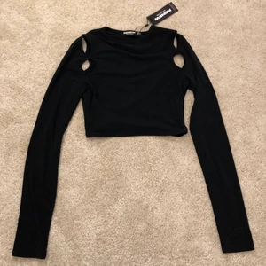 Svart topp från PLT xs - Svart cutout croptop från prettylittlething i uk 6 / eu 34 / XS oanvänd