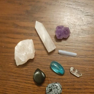Kristaller - Rosenkvarts,blåbandagat,snöobsidian,obsidian,bergskristall,aqua aura,ametist mini kluster ko satar mellan 5kr till 50kr