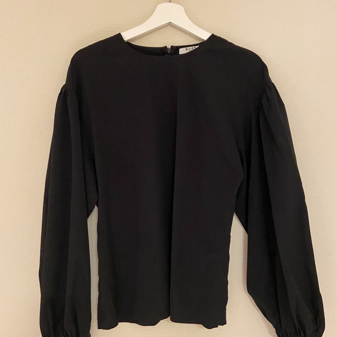 Svart blus med puffarna - 90