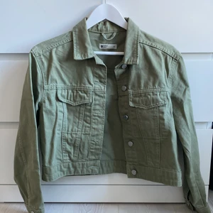 Jeansjacka  - Ljusgrön jeansjacka! Lite kortare i modellen. Storlek S. Använd fåtal gånger! 🌼 (kan eventuellt också frakta men köparen står för frakten) 