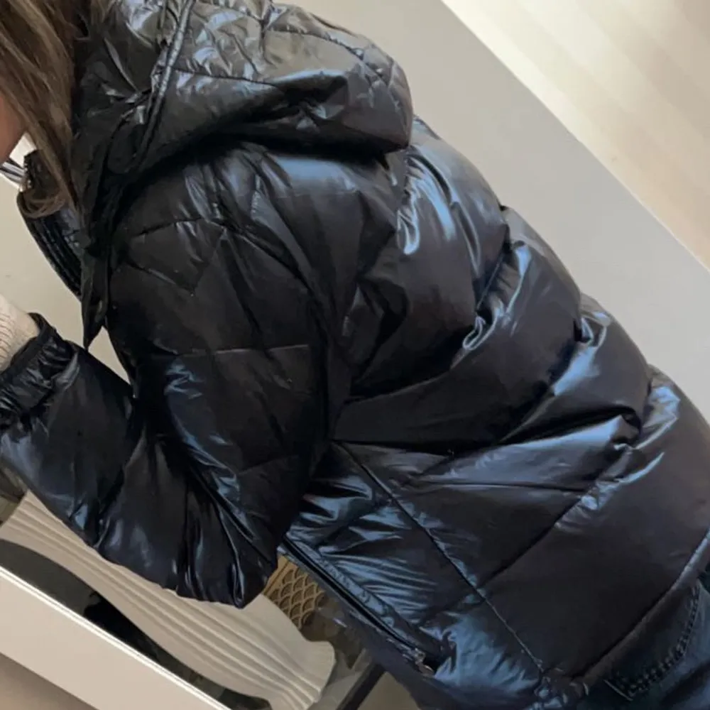 Superfin jacka! Köpt av en tjej här på plick, men säljer för att jag har köpt en annan💗 jackan är endast testad av både mig och henne. Jättebra skick. Vet inte märket då lappen är borta. Jag är storlek S och den sitter bra på mig💖. Takit.