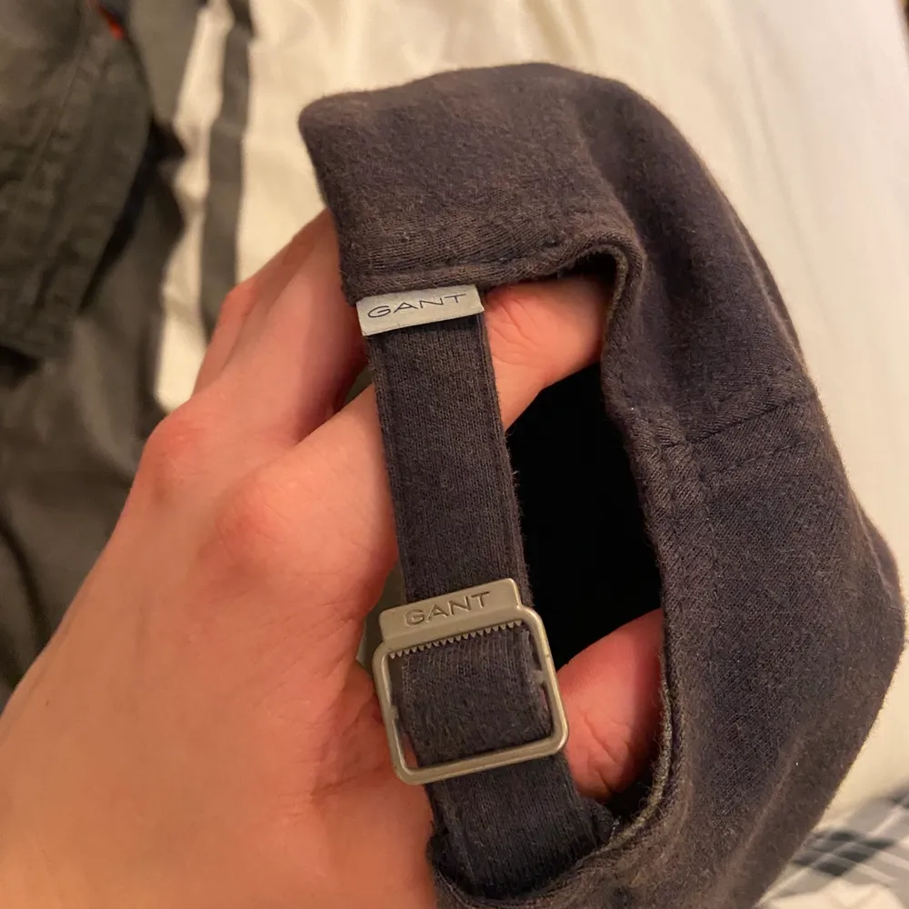 En snygg marinblå gant keps, säljer för att den inte längre kommer till användning . Accessoarer.