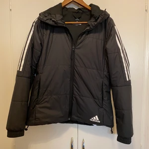 Adidas jacka  - Hej! Jag har en Adidas-jacka till försäljning som knappt har använts. Den är perfekt som en vårjacka och kan användas för olika tillfällen. Fraktkostnad tillkommer, och betalning sker enkelt via Swish. Om du är intresserad, tveka inte att höra av dig💛
