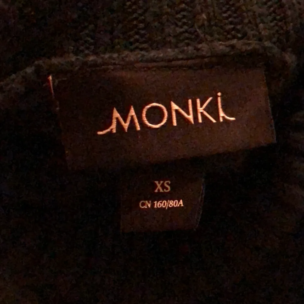 Säljer min superfina stickade tröja från Monki! Den är i storleken XS men passar på mig som är S. . Stickat.
