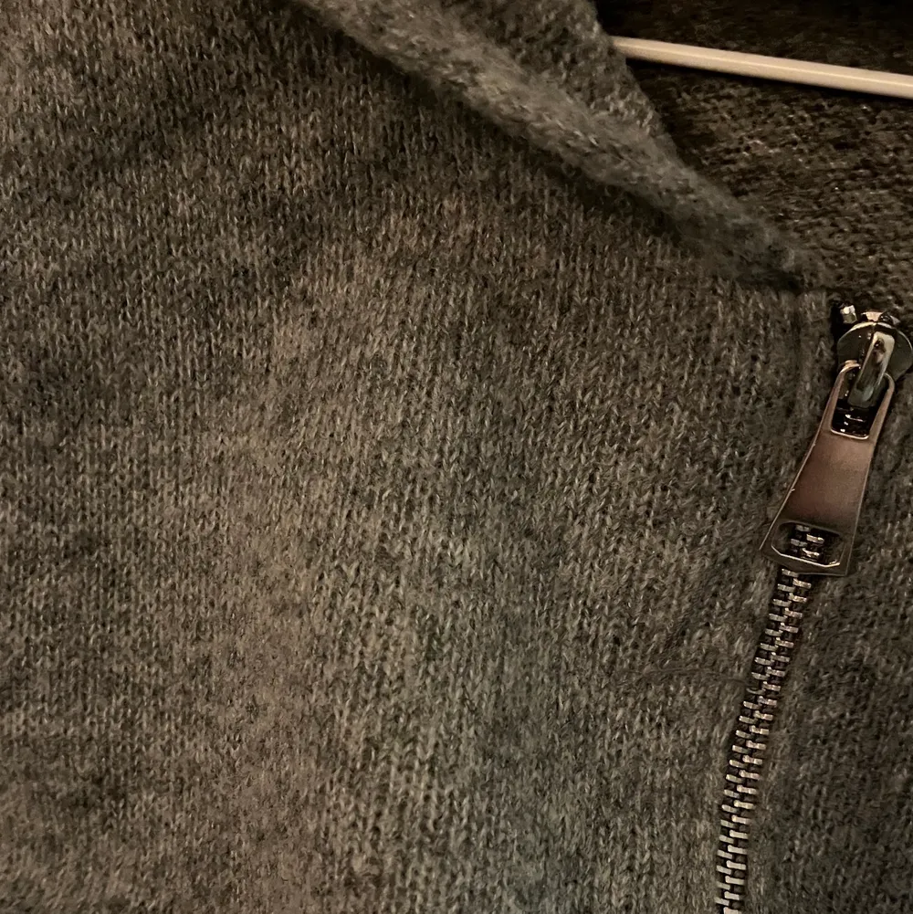 Hej alla! Jag säljer min helt nya stickade zip tröja med luva som är grå. Den är i storlek M men skulle säga att den passar S också. Köpt för 400kr och säljer för 250kr direkt annars kan ni buda från 150kr privat❤️Jag står för frakten!💕. Stickat.