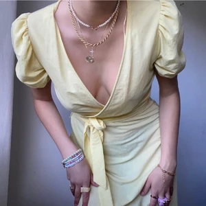 Sommar klänning - Superfin sommarklänning i gult, perfekt till sommarkvällar och studentmotagningar! Använd ett fåtal gånger. Köparen står för frakten.