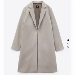 Säljer min fina beigea kappa ifrån Zara! Använt ett fåtal gånger! Köptes för 399kr men pris kan diskuteras! 💓