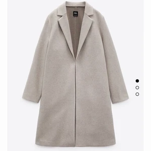 Beige Zara Kappa  - Säljer min fina beigea kappa ifrån Zara! Använt ett fåtal gånger! Köptes för 399kr men pris kan diskuteras! 💓
