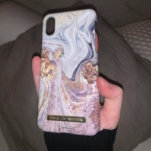 Ideal Of Sweden mobilskal IPhone XS - Fint mobilskal till IPhone XS. Använt fåtal gånger, någon liten repa men ingenting synligt. Hannalicious X Ideal Of Sweden 