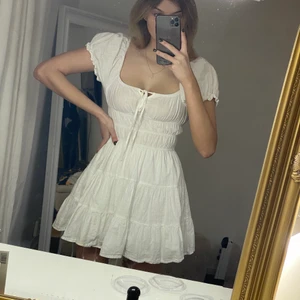 Studentklänning - Superfin vit prinsessklänning perfekt till studenten och sommaren. Köparen står för frakt!