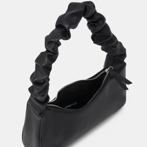 Väska - Slutsåld handväska från Gina tricot! i bra skick💕hör av er för egna bilder 