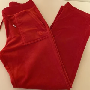 Röda Juciy byxor från raglady - Hej! Säljer dom här Juciy byxorna för 950 kr, köpte dom för 1000 kr från raglady i slutet av december. Har använt dom 1 gång, kvitto och lappen finns kvar, dom är i storlek M men passar dom som har S ochså. För mer info och bilder kom privat.😊 ( byter ej ut mot annat)