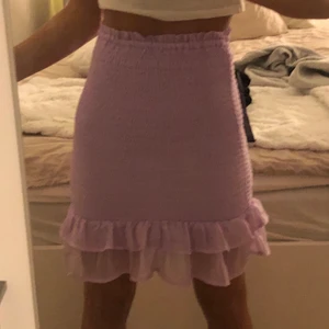 Bik bok - En jätte fin volang lila kjol från bik bok. Jag har aldrig använt denna kjol, jag har bara testat den. Skulle passa jätte bra till någon som vill förbereda sig inför sommaren.