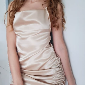 Handgjord klänning i siden  - 💫Det finns alla storlekar 💫Klänningen är elegant och så fin vid beröring