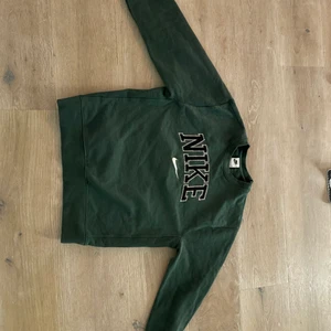Vintage tröjor - Två tröjor storlek S på båda, de är i bra skick. Separat kostar gröna tröjan 150kr och svarta 100kr. Tillsamans kostar det 225kr. Märkerkna är nike och levi’s. Skriv för mer frågor