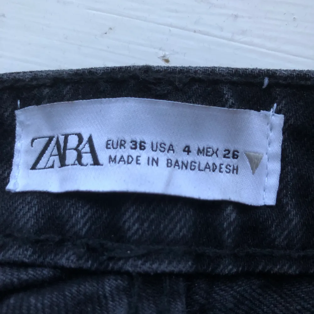 Helt nya svarta mom jeans från Zara i storlek 36. Aldrig använda. Köpta för 360kr men säljer för 280kr + frakt. Köparen står för frakten.. Jeans & Byxor.