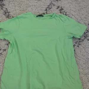 Grön tisha - Grön tisha som passar en Xs, kanske en S också. För mer bilder eller info, skriv!!