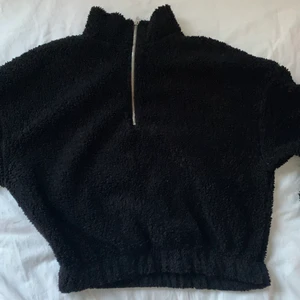 Fluffig tröja  - Svart fluffig tröja som är lite croppad och har en dragkedja. Från GinaTricot i storlek M! Frakt tillkommer❤️