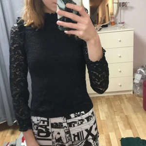 Blus - Den är helt oanvänd och helt svart❤️