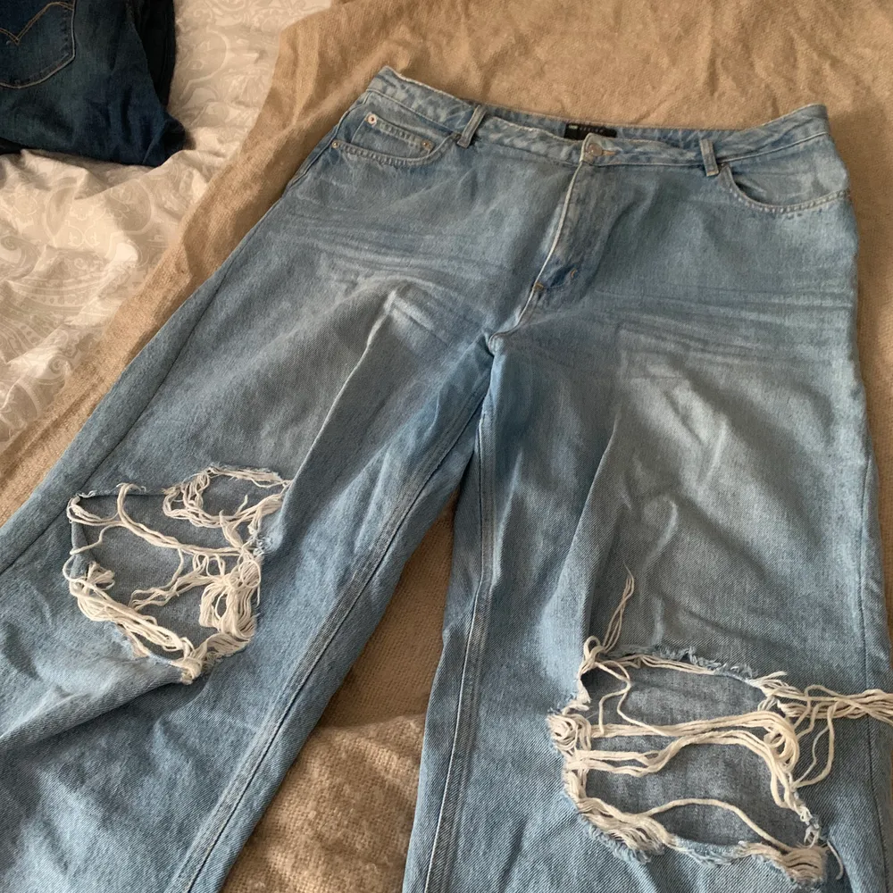 Perfekta oversize jeansen från Asos! Väl använda men fortfarande väldigt bra skick! Passar 48/50! 175kr inklusive frakt. Jeans & Byxor.
