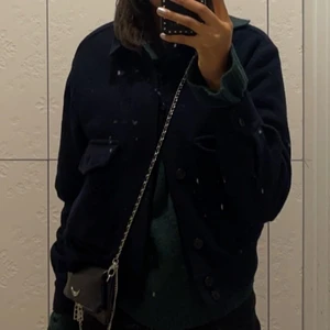 Zara jacka - Säljer min Zara jacka som jag inte köpte för så länge sedan🔥, knappt använd så inte sliten.💗(Skriv för fler bilder och köparen står för frakten)