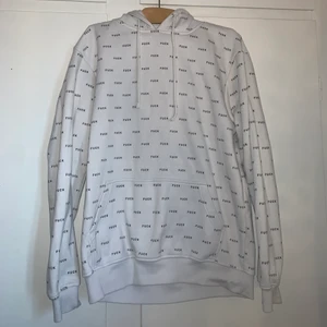 Vit hoodie  - Säljer denna vita hoddie för de står fuck på den. Den e sönder lite på en armen som visas på bilden ⬆️. Säljer den pga att den inte används längre. Köparen står för frakten 🥰