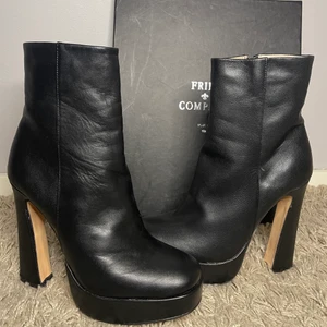 Svarta Ankleboots - Säljer dessa helt oanvända klackar. Nypriset var ca 1000kr och såg att dem nyligen fanns på rea för 650kr + frakt. Säljer mina för 200kr. De är ifrån friis & company och är i strl 38. Köpare står för frakt💕