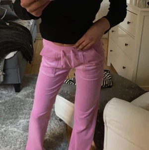 Juicy coture - Intresse koll på mina helt nya juicy couture byxor stl xxs.             Ordinarie pris 1000.                                                                         Snabbt köp för 1300kr