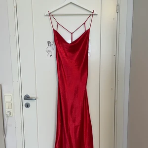 Röd silkesklänning  - Röd silkesklänning som är öppen i ryggen. Strl L men passar strl M bra. 